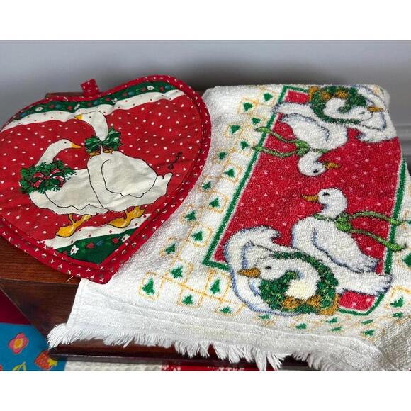 Vintage Namco Holiday Geese Potholder and Vintage R.A Briggs Holiday Tea Towel - Picture 10 of 10